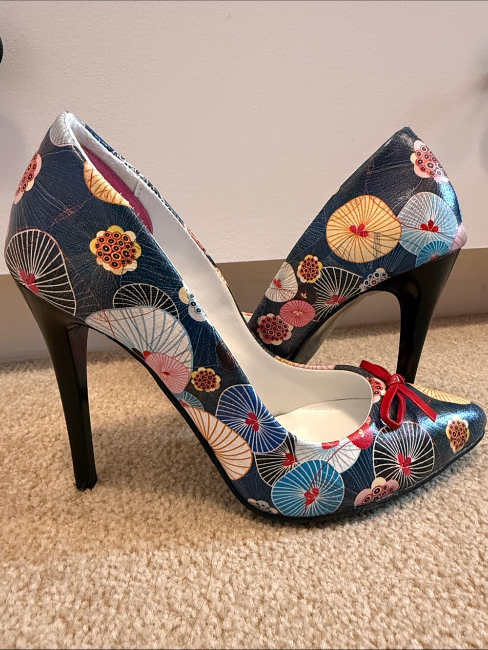 Gorgeous Navy Floral Pointed-Toe Pumps with Red Bow